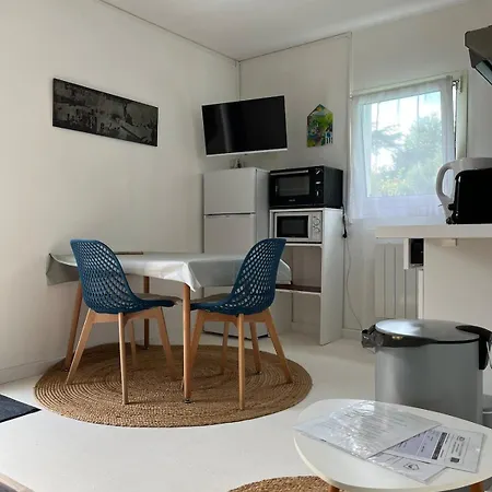 T2, Tres Bien Equipe, Avec Terrasse, Jardin, Et Acces Piscine Apartman *
