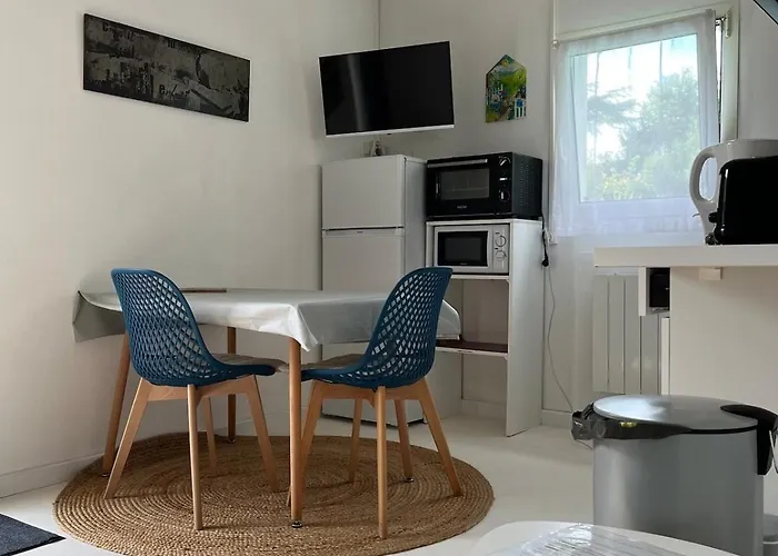 T2, Tres Bien Equipe, Avec Terrasse, Jardin, Et Acces Piscine Apartmán *