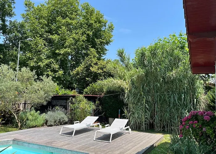 T2, Tres Bien Equipe, Avec Terrasse, Jardin, Et Acces Piscine *