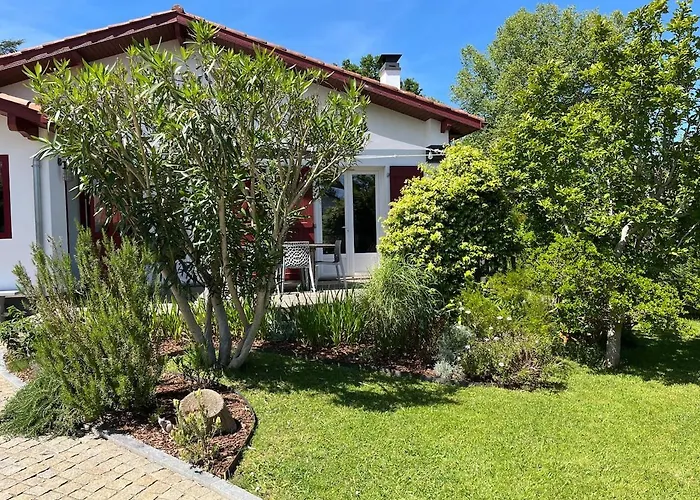 Appartement T2, Très Bien équipé, Avec Terrasse, Jardin, Et Accès Piscine *